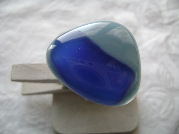 fond bleu opaque superposition de verre bleu transparent